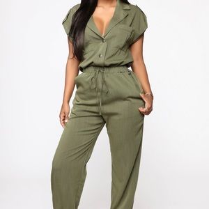 NWT Fashion Nova utility jumpsuit. Size small. Color green